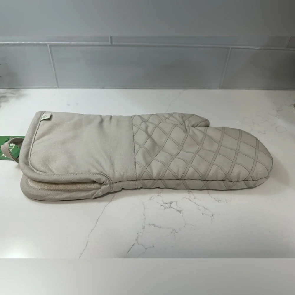 Figmint Oven Mitt Light Gray 100%Cotton terry lining and silicone grip NWT